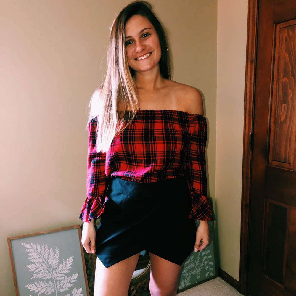 Off the shoulder plaid shirt! Black and red!